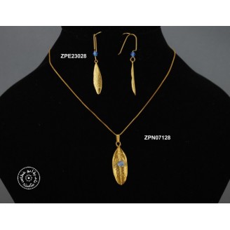 Gold plated earring with glass bead (Sapphire color)