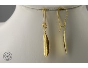Gold plated earring (closed hook with a shell)